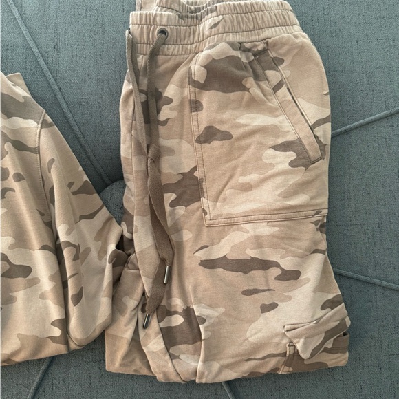 Banana Republic cargo pants/hoodie with pockets. Size small - Picture 3 of 6